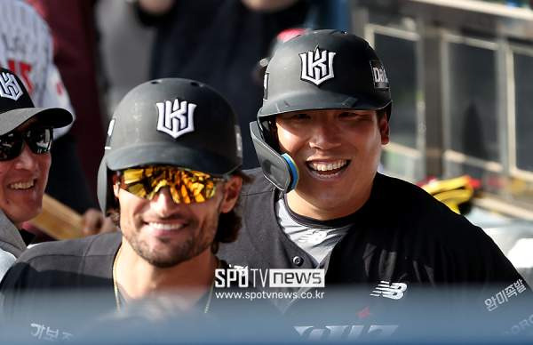 KT 위즈, 개막 3연승, 2026 KBO 리그, 프로야구 순위, 한화 이글스, 장성우, 장성우 홈런, 보쉴리, 케일럽 보쉴리, 노시환 5삼진, 강백호, 엄상백 퇴장, 헤드샷 퇴장, LG 트윈스 3연패, SSG 랜더스, KBO 경기 결과, 야구 심층 분석, 이강철 감독, 안현민, 프로야구 개막전 결과
