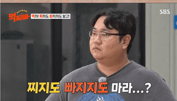 걱정스러운 모습으로 카메라를 응시하고 있는 나선욱