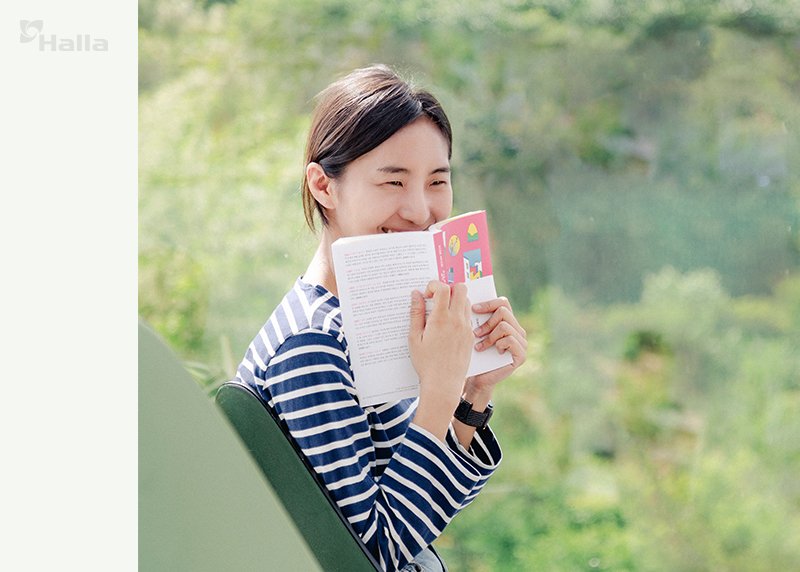 손에 책을 든 채 환하게 웃고 있는 강하늘 연구원