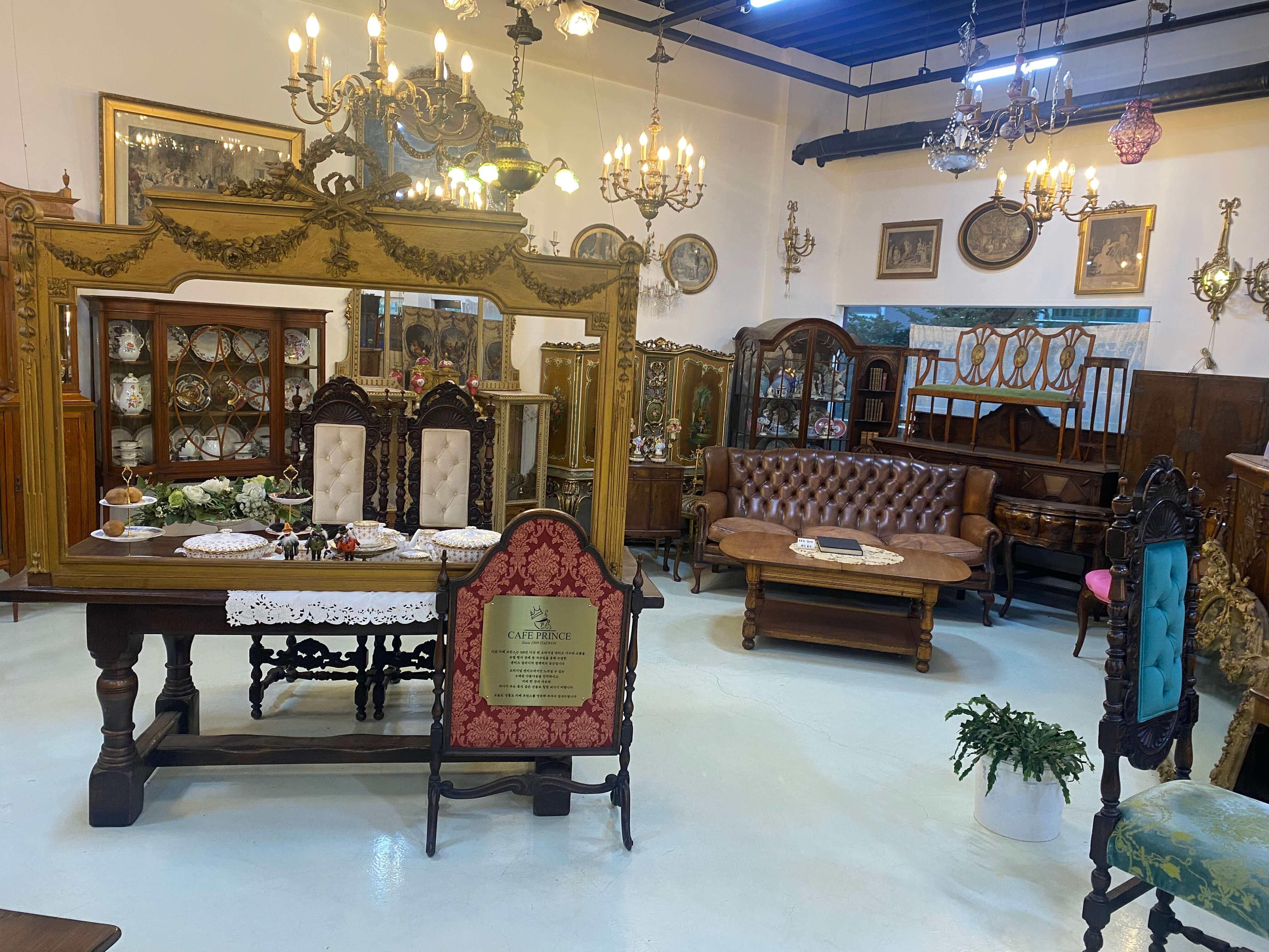 카페 프린스 1층 엔틱 가구들