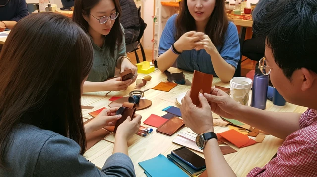 도구를 사용하는 참가자