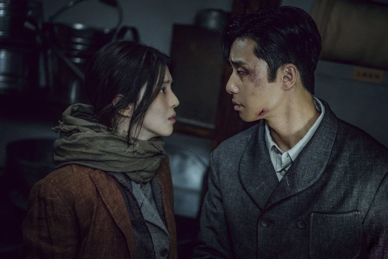 어느 창고에 서로 마주보고 있는 경성크리처의 박서준과 한소희