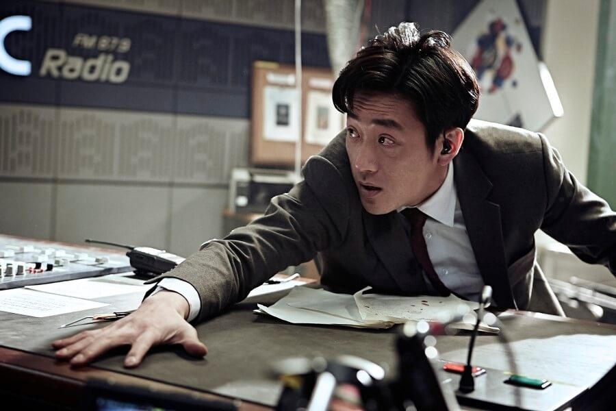귀에 이어폰을 꽂은 채 다급해 보이는 윤영화 앵커