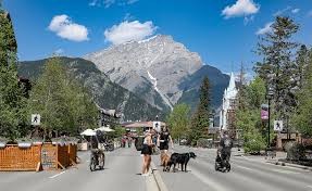 밴프의 ‘메인 거리’이자 가장 많은 카페·상점이 모인 곳 과 Banff Visitor Centre 사진