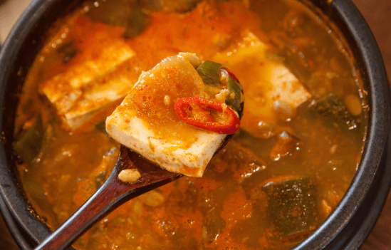 참치 짜글이에 있는 두부를 떠먹는 모습