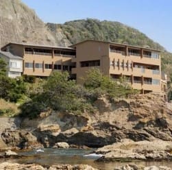 절벽 같은 돌위에 세워져 있는 온천 료칸