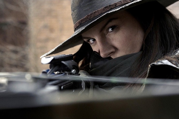 석궁을 든 여성의 모습