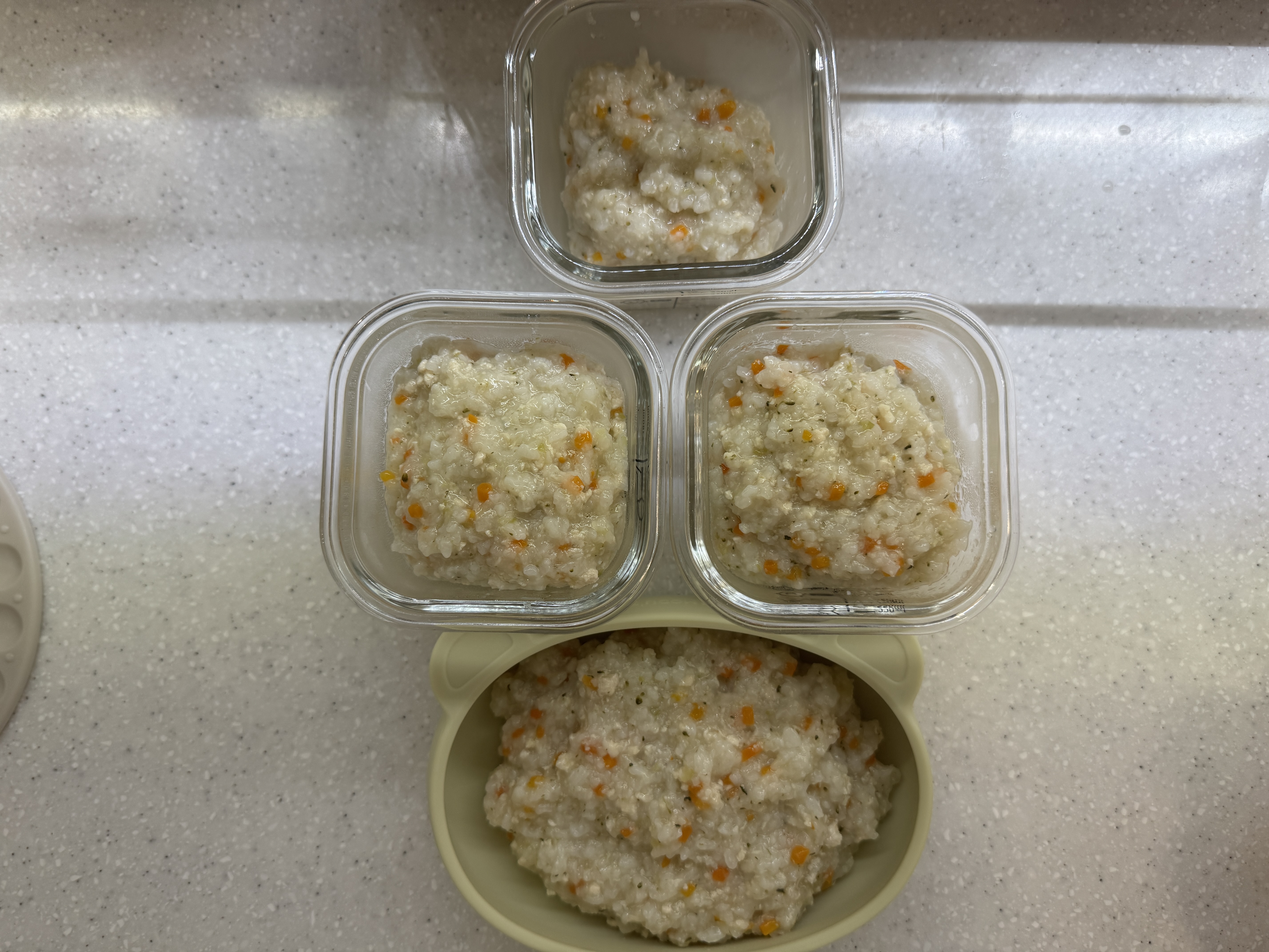 닭고기당근브로콜리죽을 소분한 사진