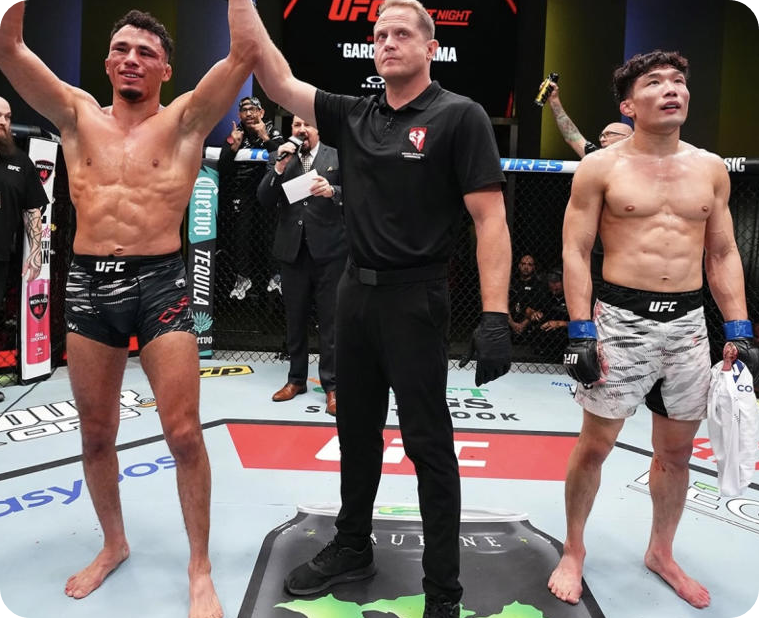 이창호(오른쪽)가 티미 쿠암바에게 졌다 [사진=UFC 코리아 SNS]