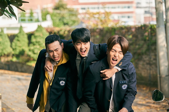 배우 최희승&#44; 조병규&#44; 구준회가 영화 &#39;어게인 1997&#39;(감독 신승훈)에서 연기 호흡을 맞추고 있다. [사진=㈜메리크리스마스]