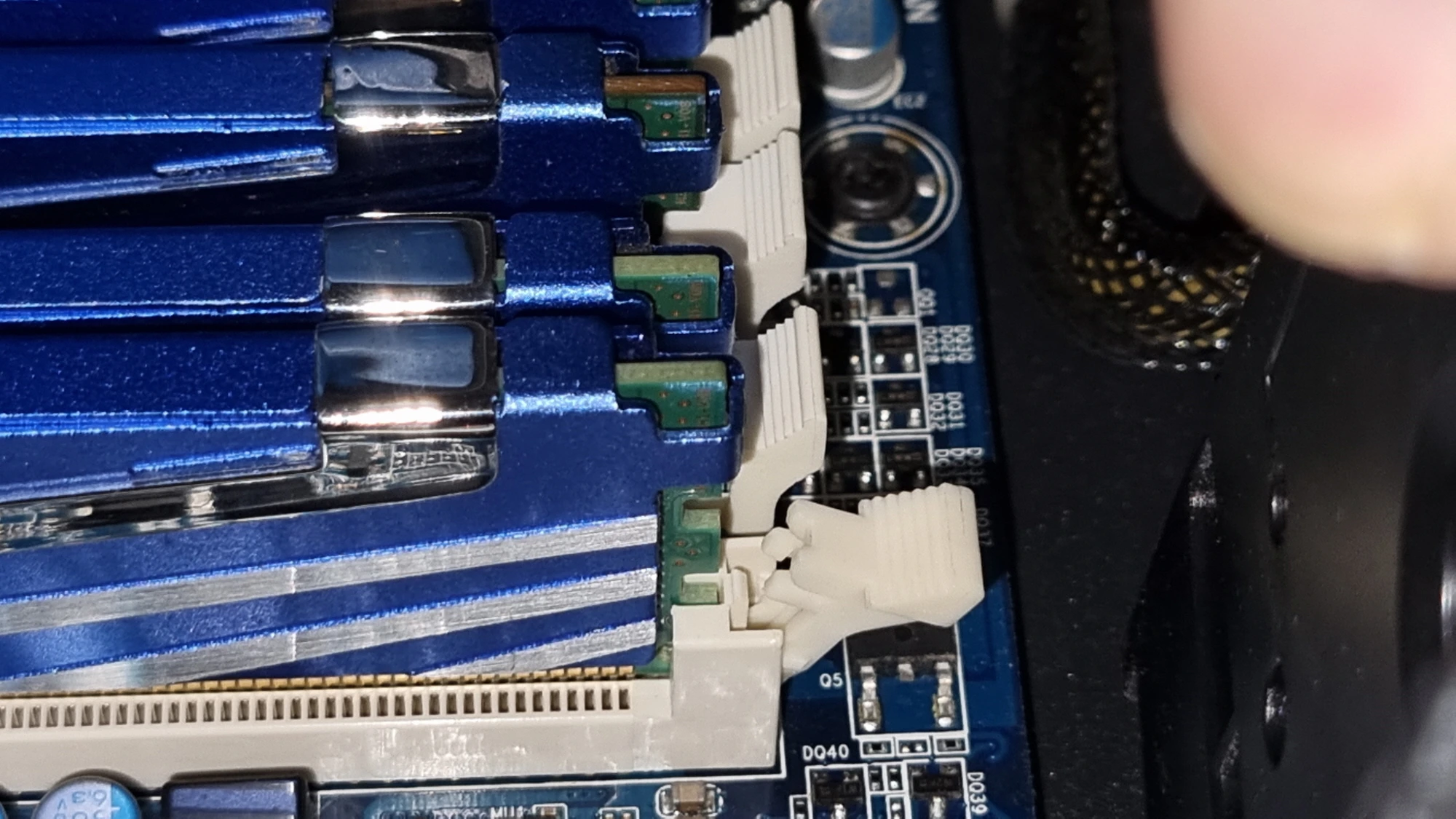 램 고정 걸쇠 열린 모습