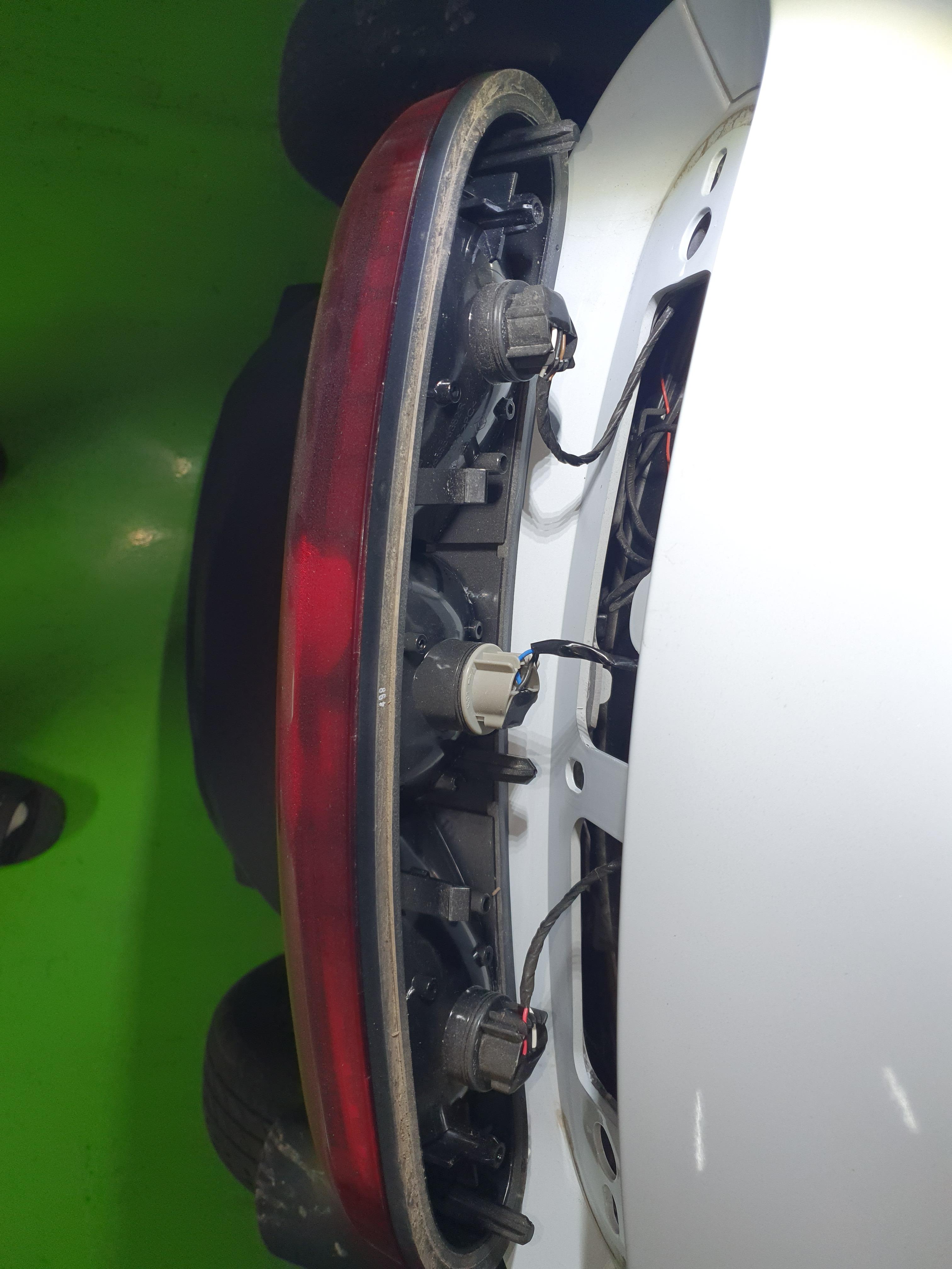 트위지 브레이크 등을 살살 빼주면, 통으로 빠짐