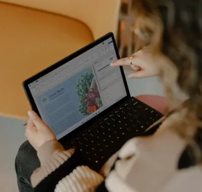 블로그 글을 쓰는 모습