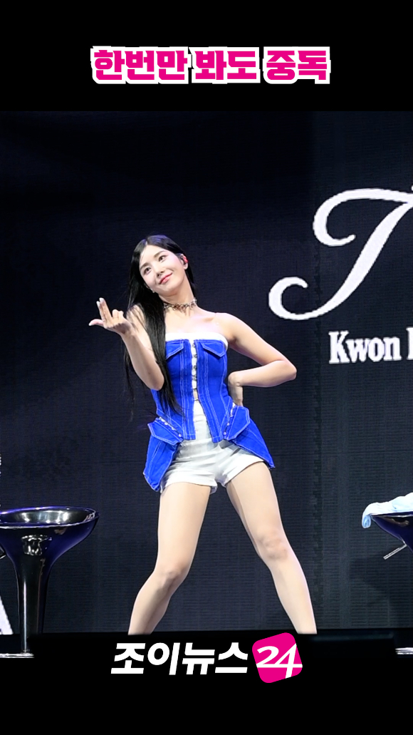 가수 권은비가 지난 2일 오후 서울 용산구 블루스퀘어에서 열린 첫 번째 싱글 앨범 &#39;The Flash&#39; 발매 기념 쇼케이스에 참석해 타이틀곡 &#39;The Flash&#39; 포인트 안무 시범을 보이고 있다. [사진=정소희 기자]