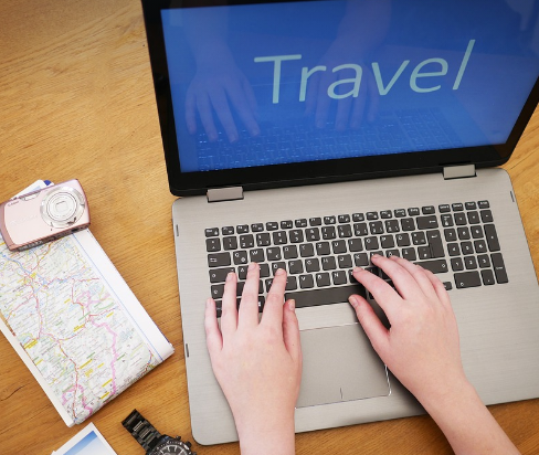 노트북으로 여행 정보를 찾으려는 모습