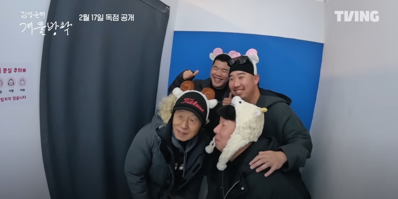 인생네컷 사진관 안에 정근우 선수, 유희관 선수, 신재영 선수, 김성근 감독님이 사진을 찍기 위해 포즈를 취하고 있다.