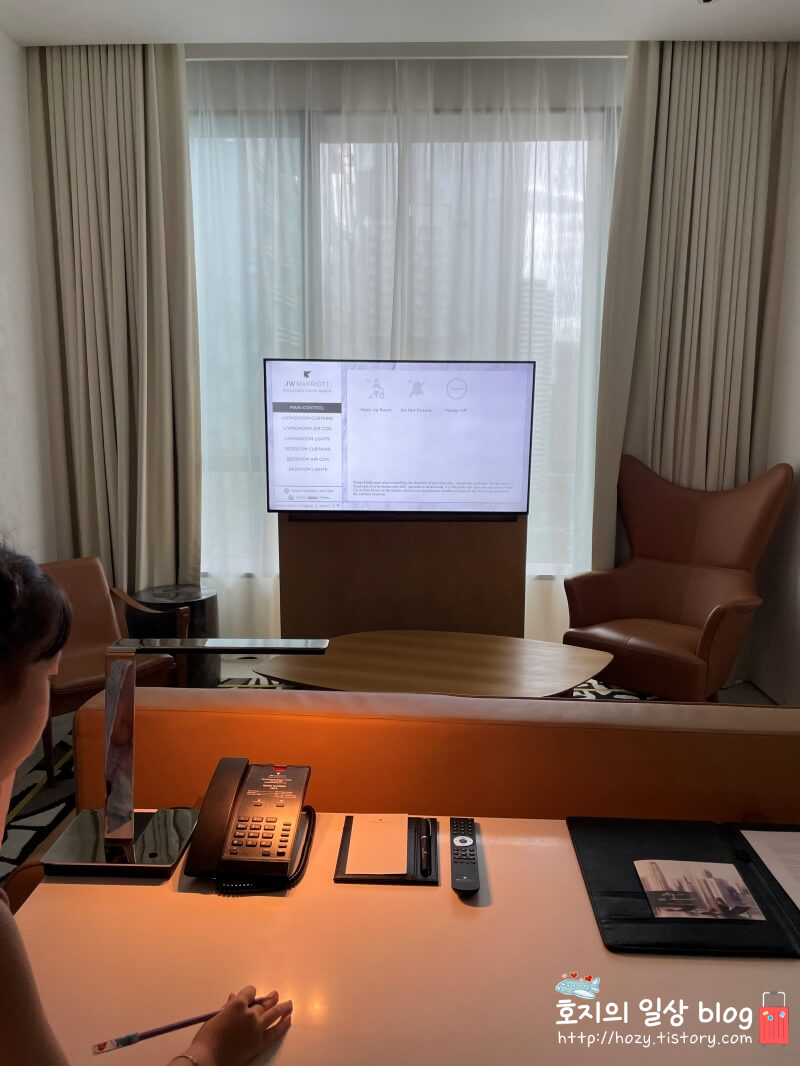 JW메리어트 싱가포르 디럭스 스위트룸 거실 전경