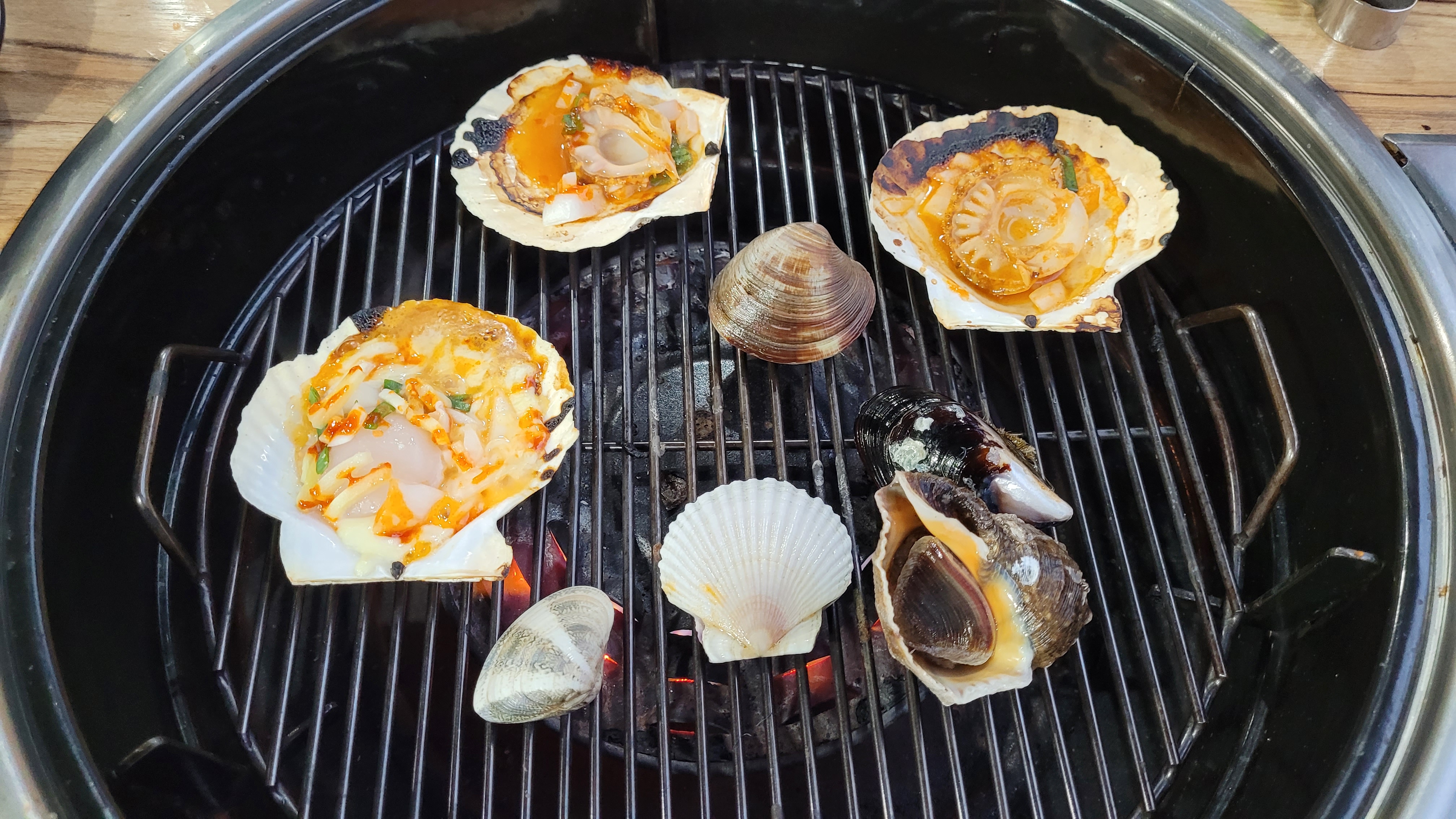 구워지는 조개와 소라