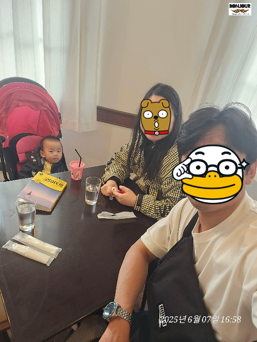 르타오 본점에서 음식을 기다리는 가족사진의 모습