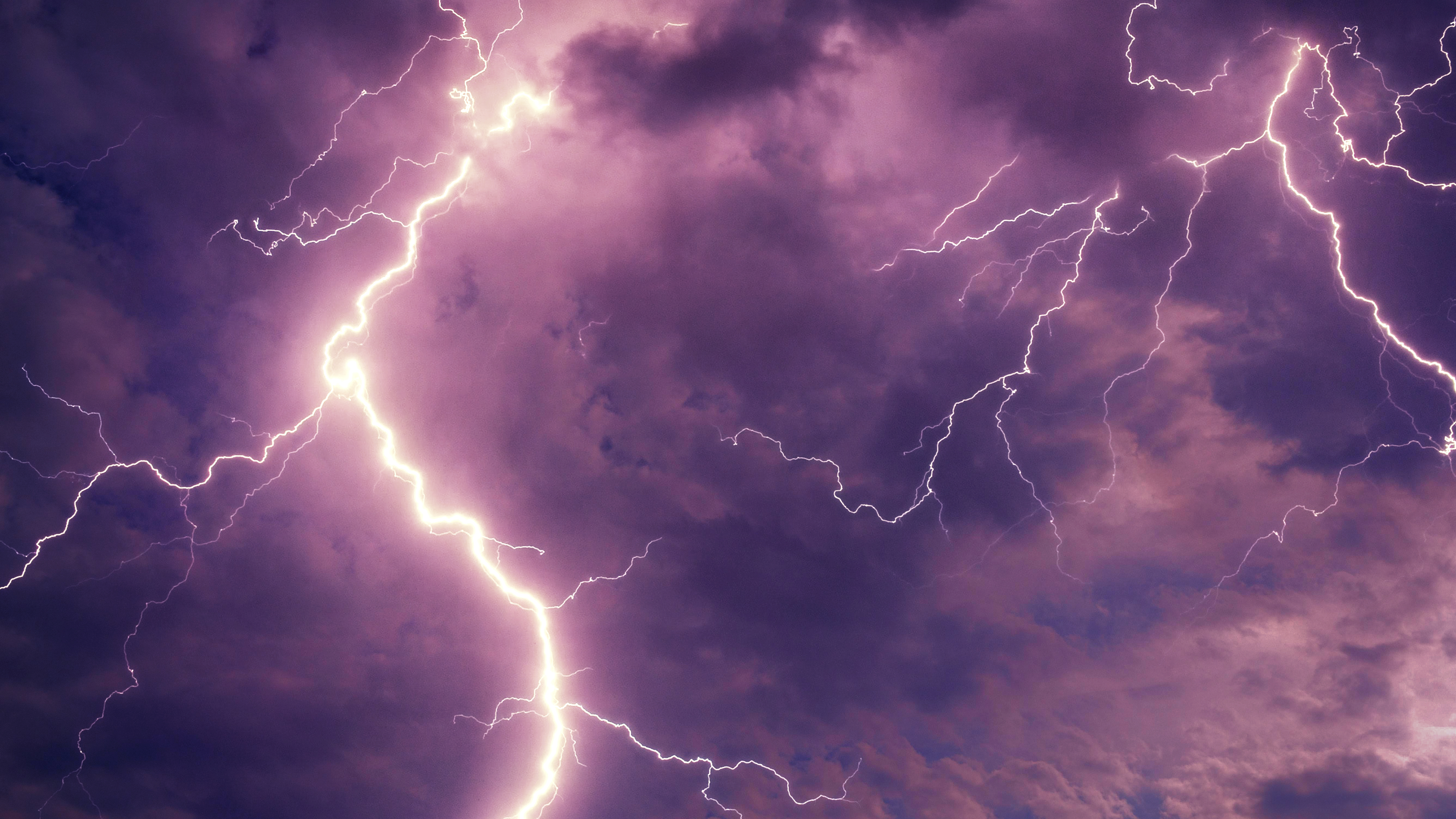 천둥 번개가 치는 보라색 하늘