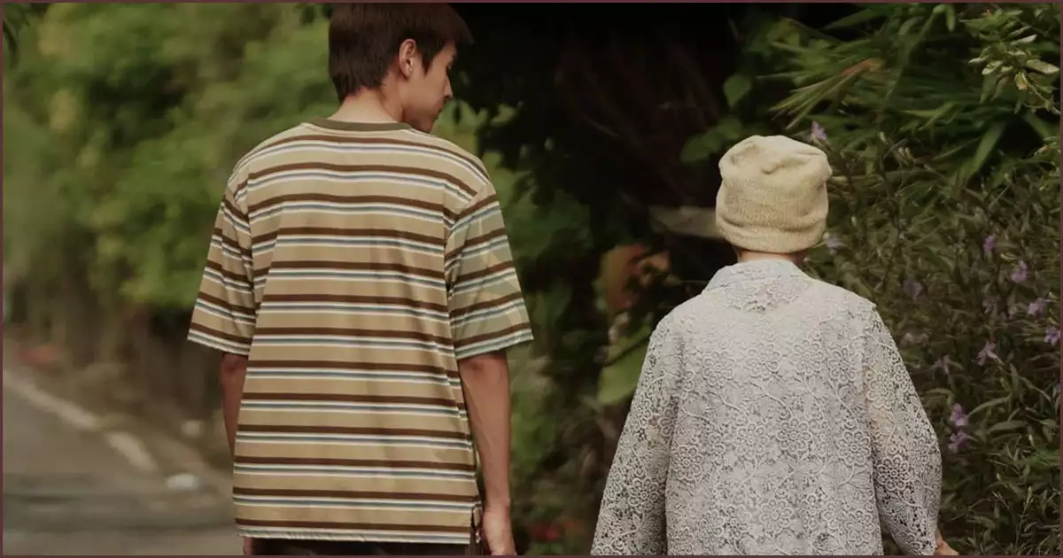 할머니와 많은 얘기를 나누는 M