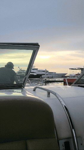 코타키나발루 요트 선셋 투어 출발 전 정비 장면, 선착장에서 대형 요트들이 보이는 바다 풍경