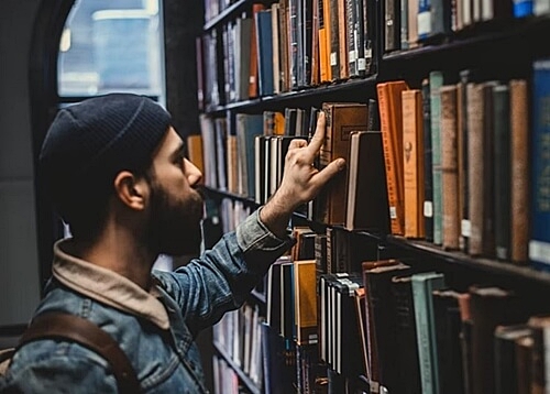 도서관에서-책-찾는모습