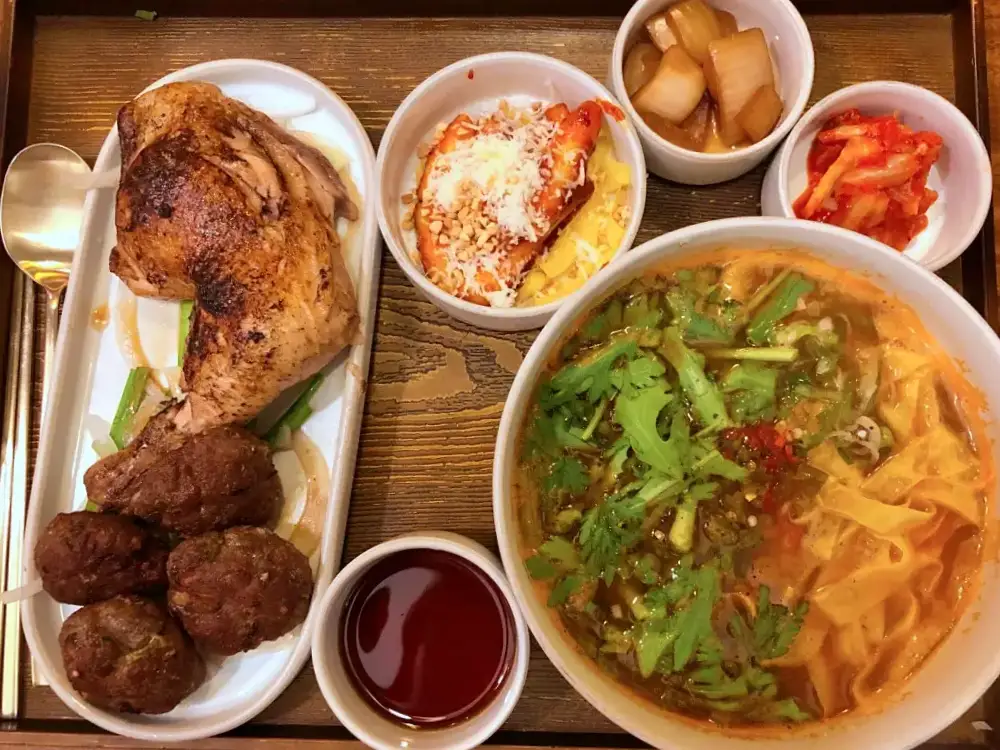 줄서는식당 한혜진 추천 옥수수면 부드러운 닭다리 살 조합 얼큰 우사골옥면, 들기름 비빔옥면, 닭무침, 냉옥면 맛있는 식당 강남구청 논현동 맛집 소개