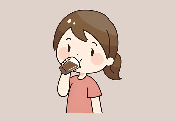 흑염소진액을-섭취하는-여성