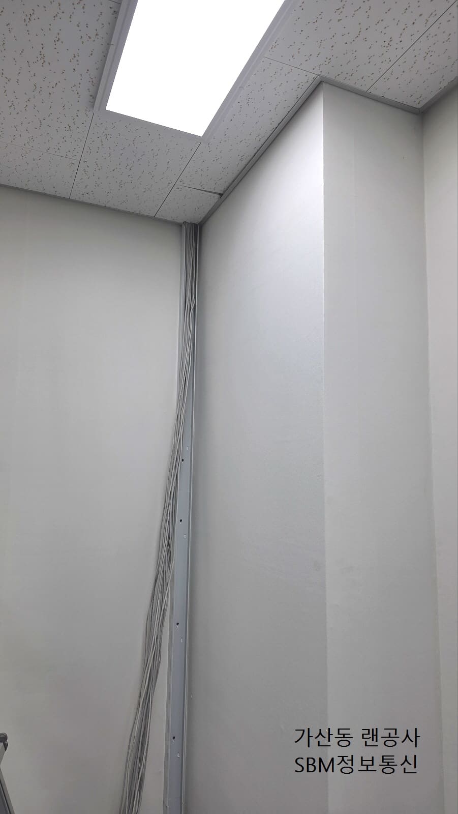 ▲ 벽면 코너를 활용한 수직 덕트 시공. 마치 건물의 일부인 것처럼 자연스럽습니다.