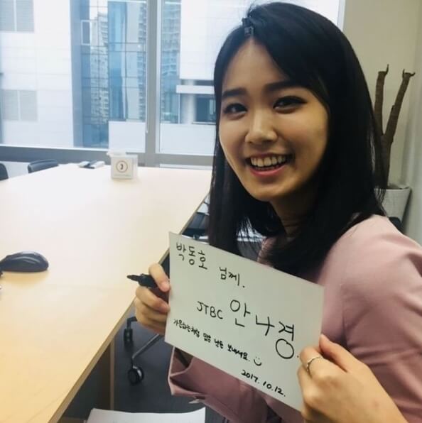 글이써져있는종이를들고있는여자-웃고있는모습