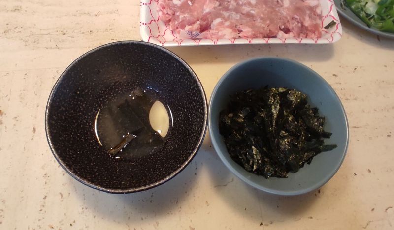 레몬즙에 다시마를 넣어둠