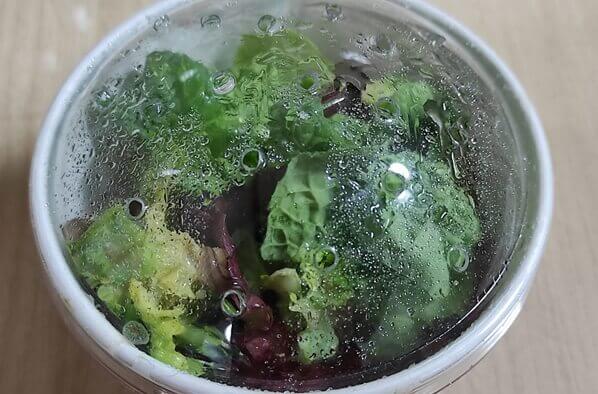 채소가-가득-들어있는-작은-통