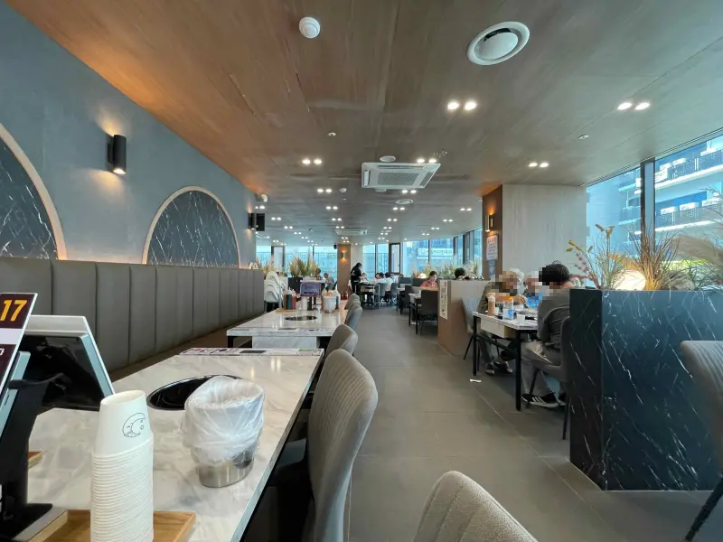 편백회관 실내 테이블 모습