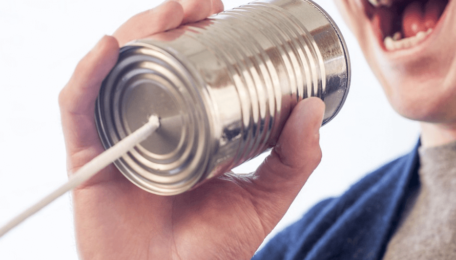 깡통을 입 앞에 놓고 말을하고 있는 남성