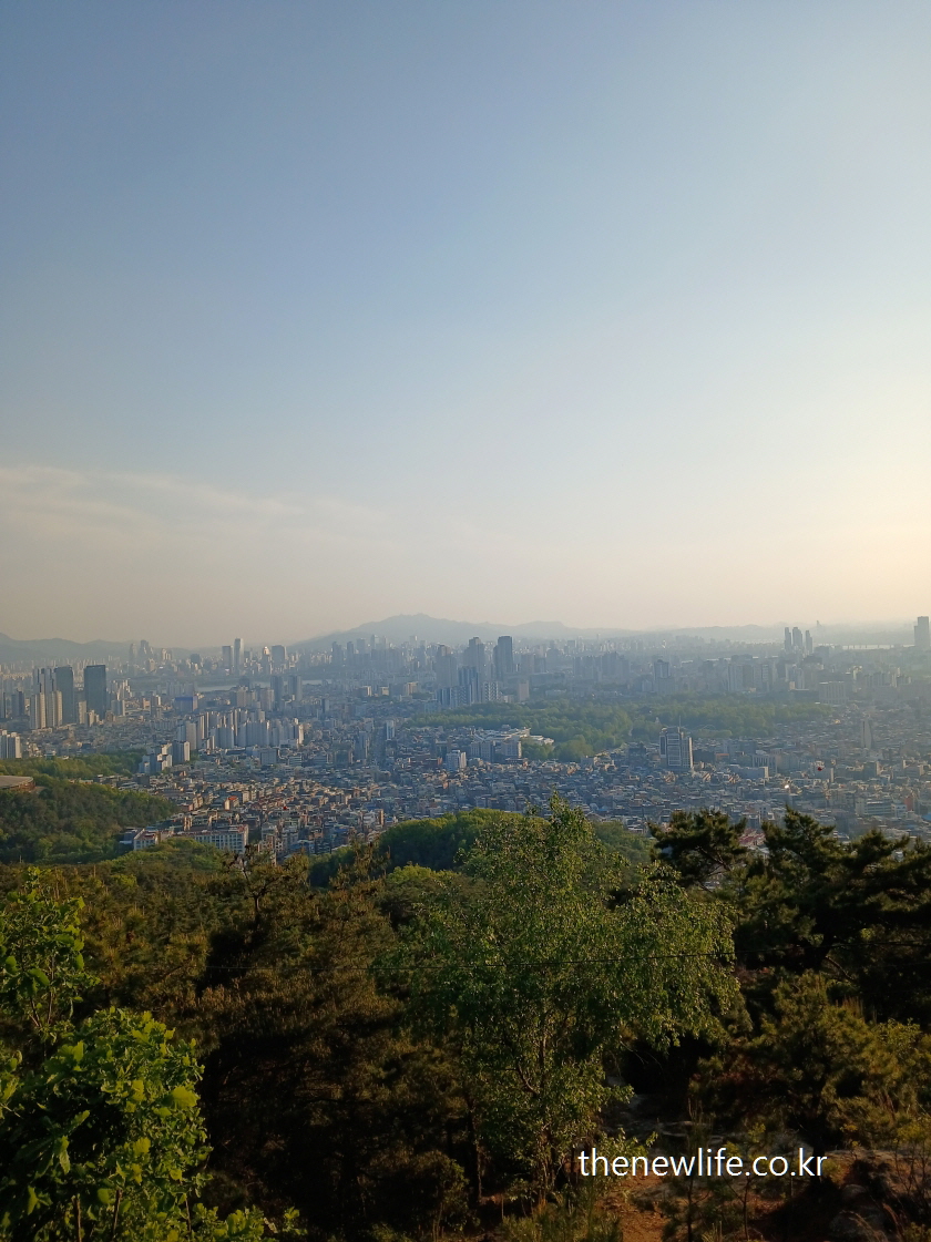 Panoramic view of southern Seoul from Achasan summit-아차산 정상에서 바라본 서울 남쪽 방향의 도시 전경