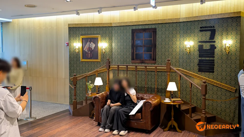 그날들 세트처럼 연출된 곳에서 기념촬영을 하는 분들도 많았고요.