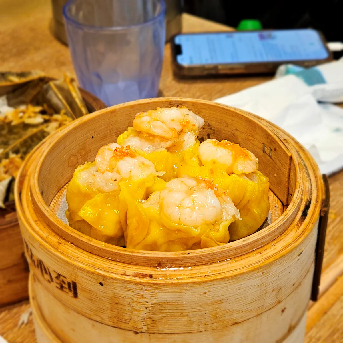 새우가-올라간-노란색-딤섬
