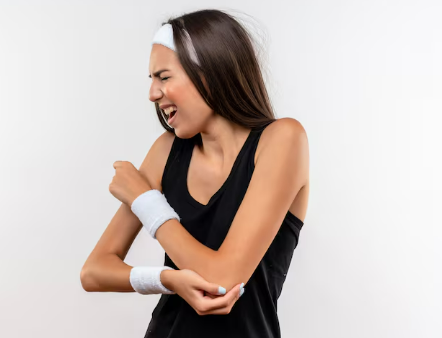 팔꿈치 부상으로 아파하는 여성