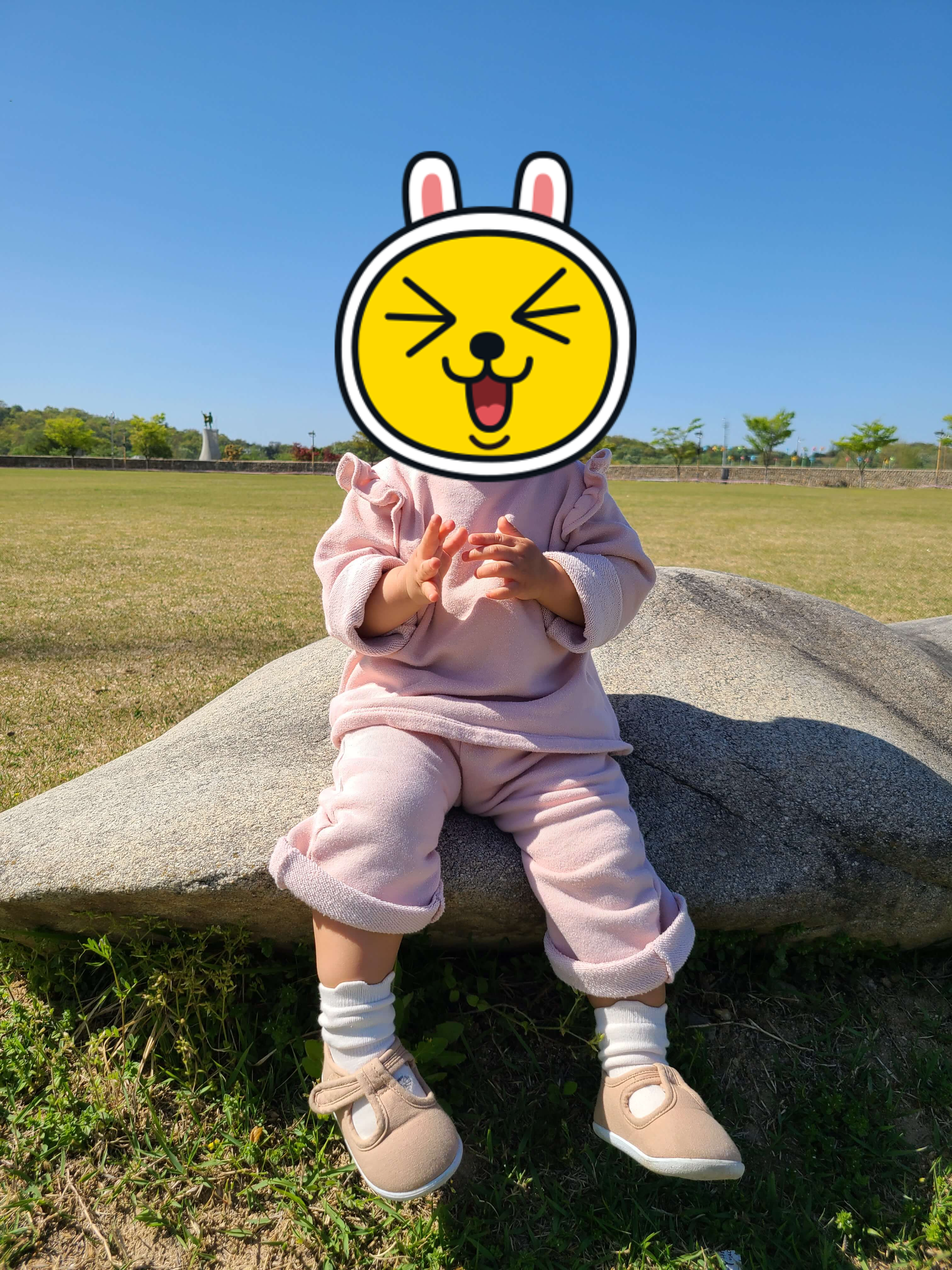 허니스니커즈 신고 바위에 앉아있는 아기 모습