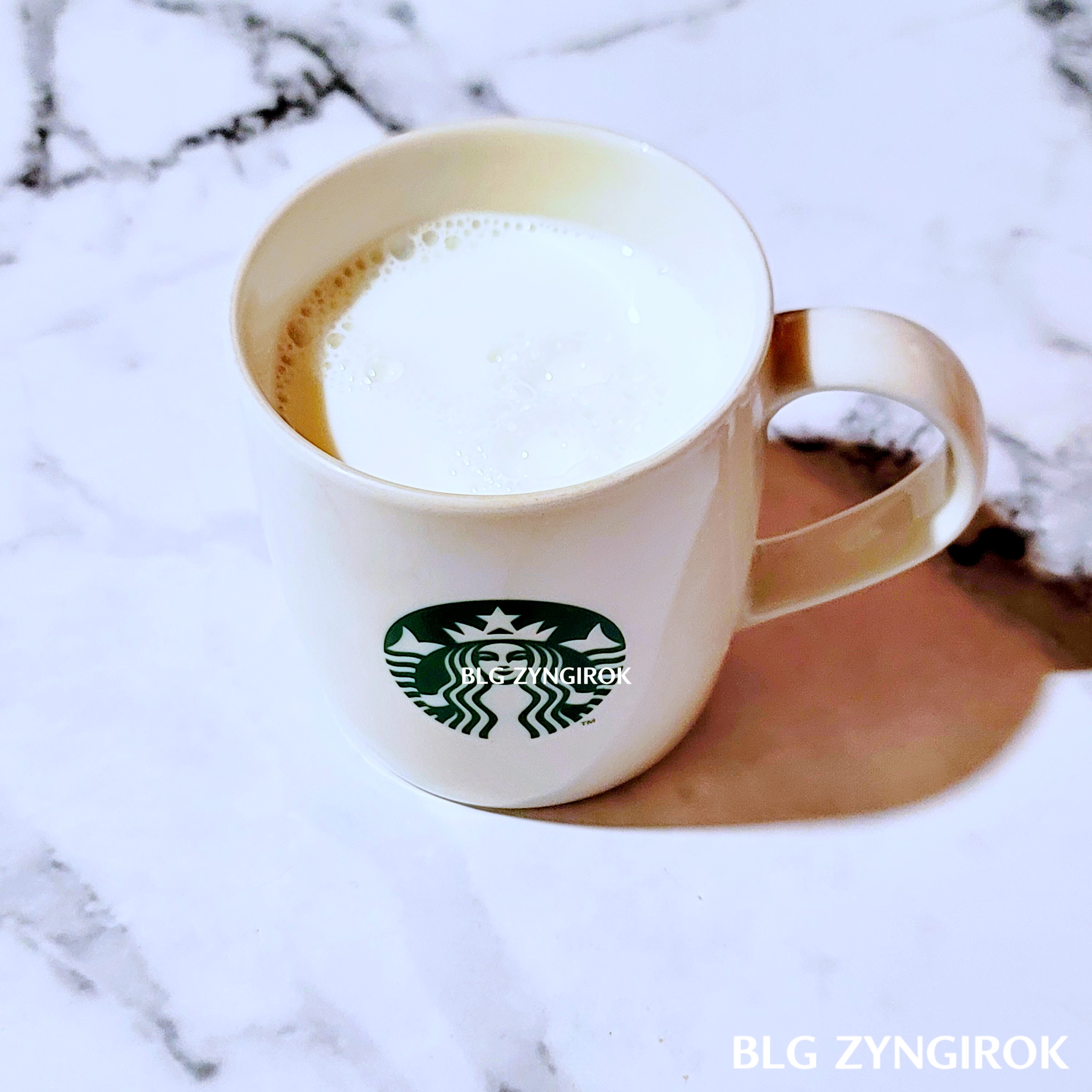 스타벅스 컵에 담긴 차가운 우유 모습이다.