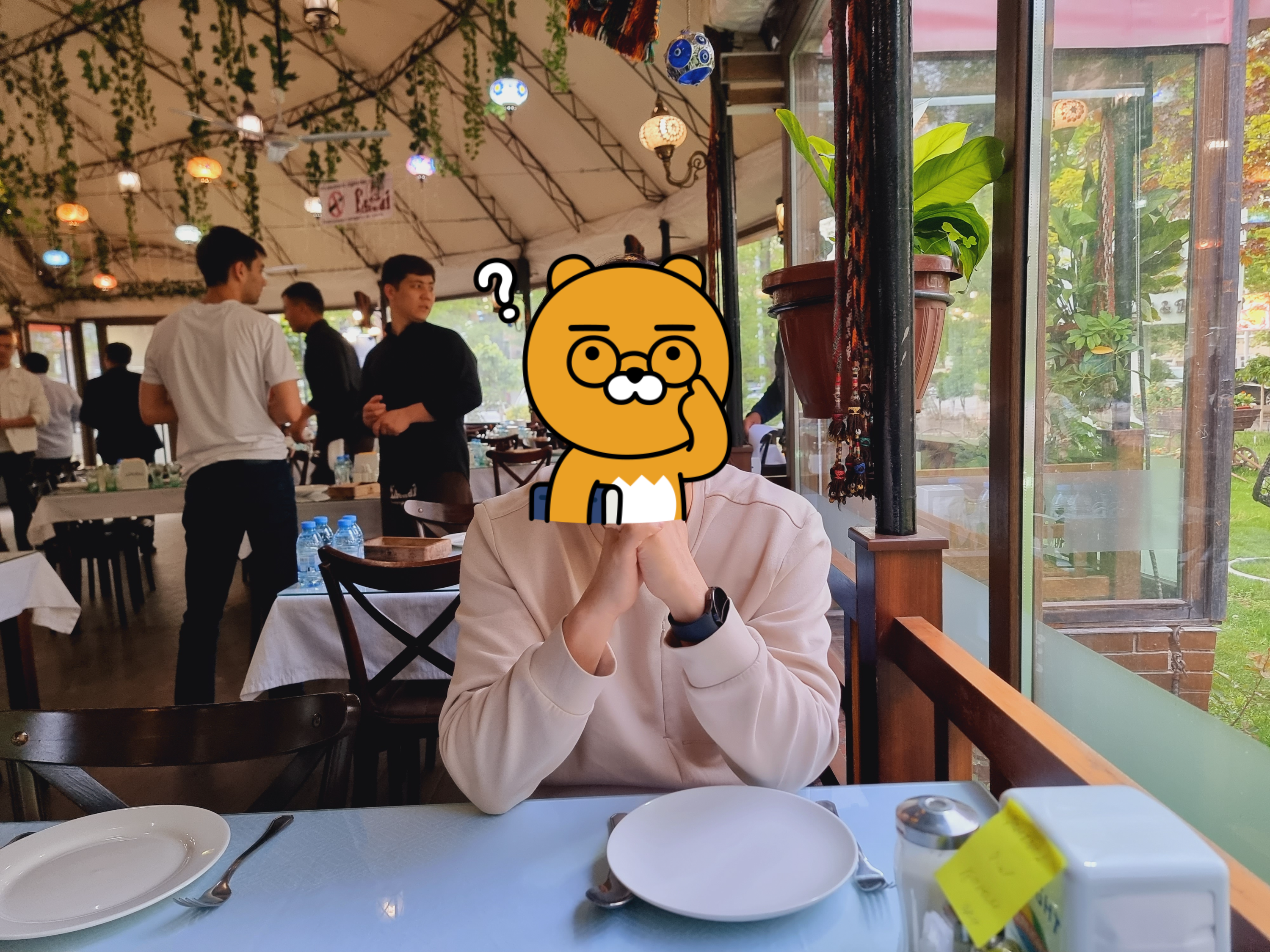 외부 잔디정원이 보이는 창가자리