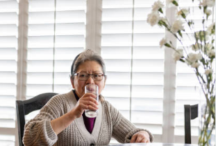 할머니 물마시기