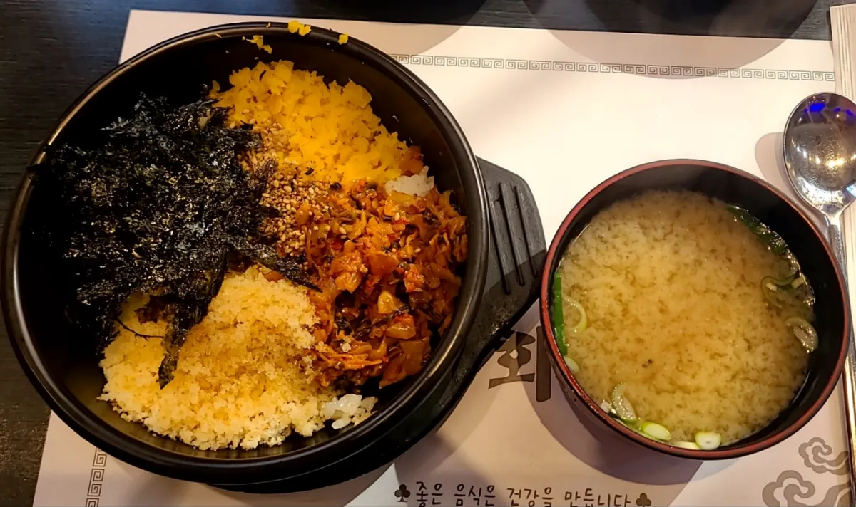 테이블-위에-뚝배기에담긴-알밥과-미소된장국
