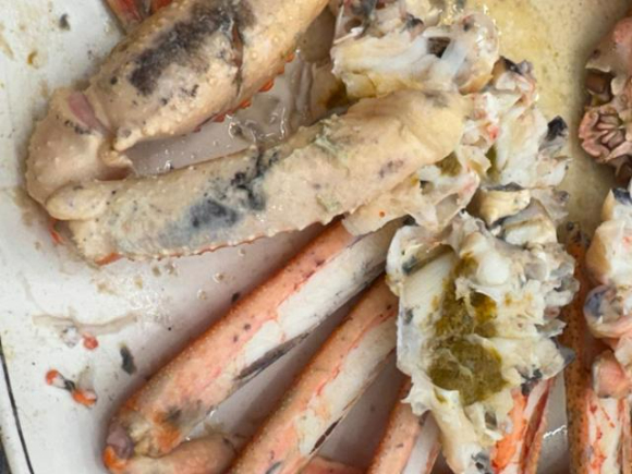 최근 서울 노량진 수산시장에서 고등학생에게 상한 대게를 판매해 논란을 빚은 가운데 강원 지역에서도 비슷한 일이 벌어졌다. [사진=보배드림]