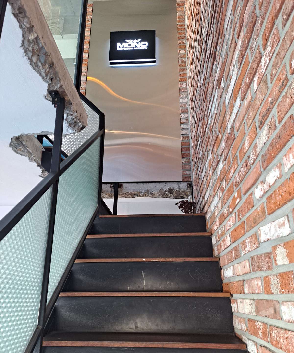 2층 올라가는 계단