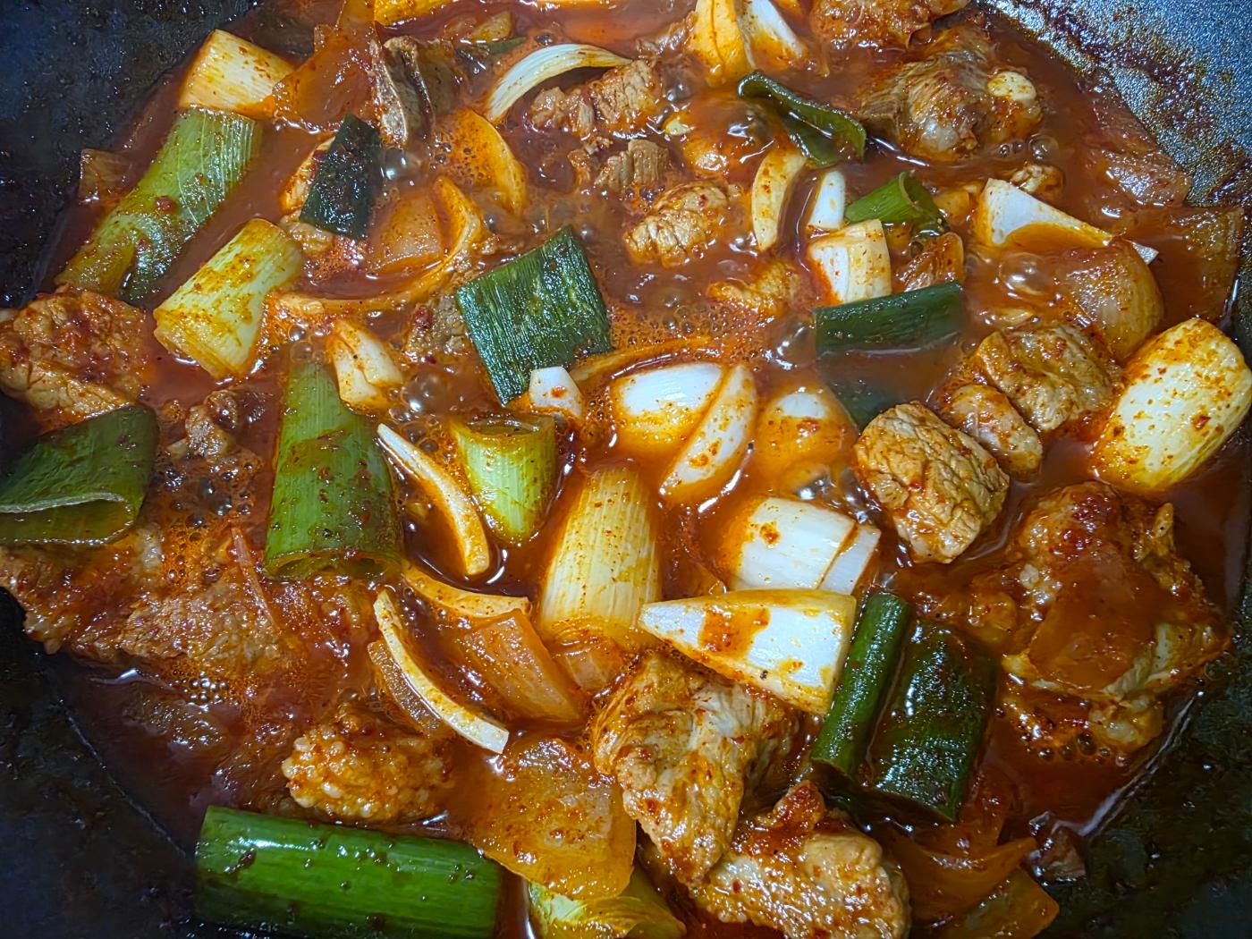 양파와 대파를 넣어 끓이는 장면