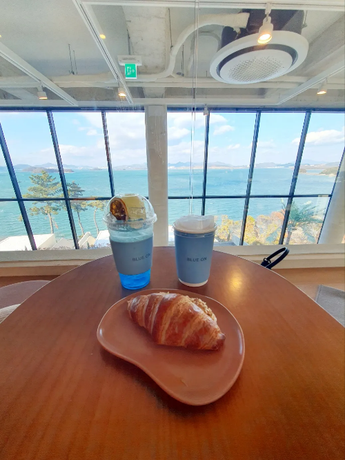 블루온-카페-2층에서-바다-방향