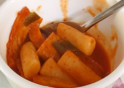 그릇에 담은 떡볶이