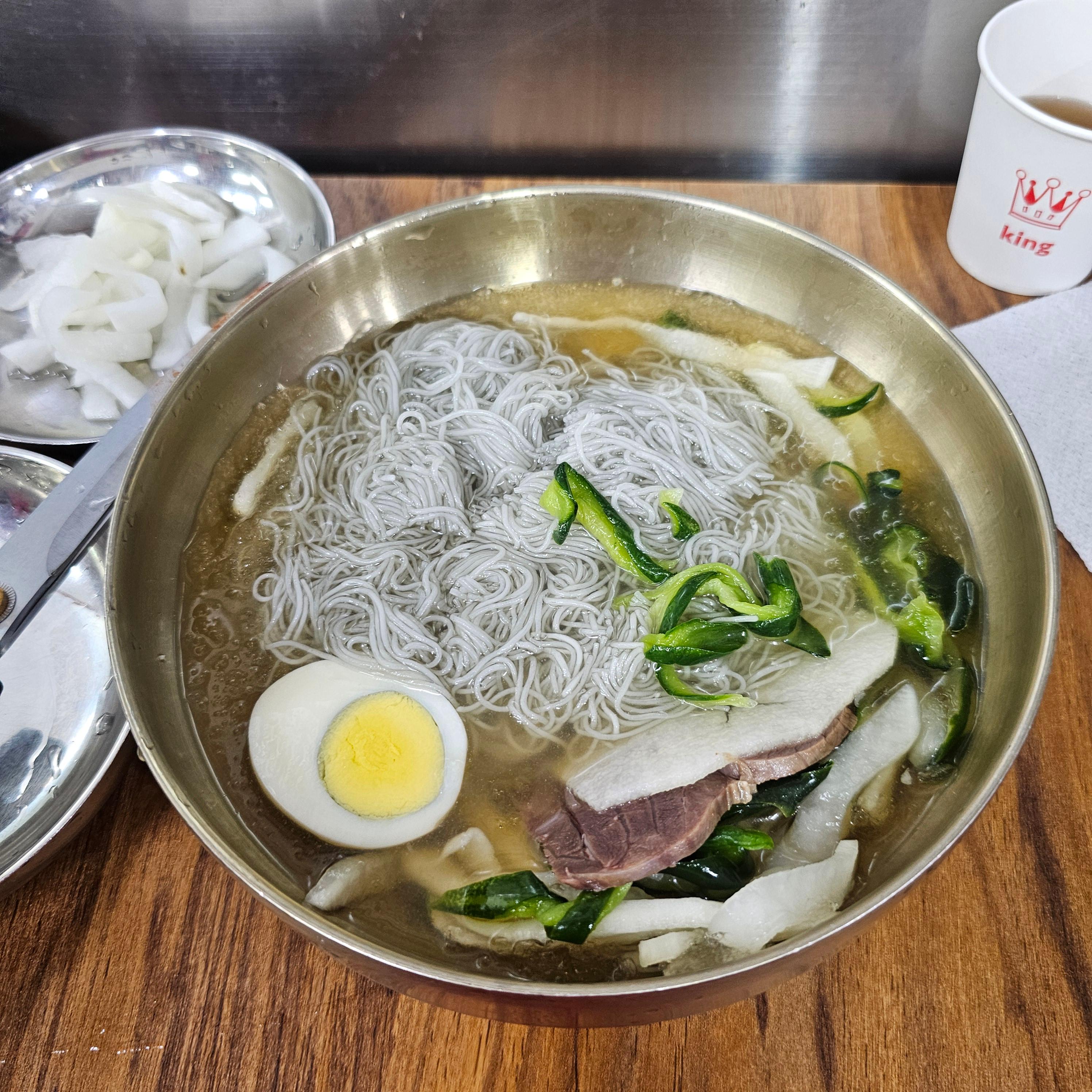 놋그릇에 담긴 시원한 물냉면